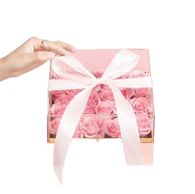 Scatole di rose fresche e senza tempo per il giorno della mamma e San Valentino