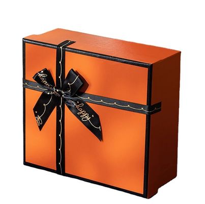 Scatola di imballaggio regalo personalizzato con logo d'oro per t-shirt abbigliamento e foulard
