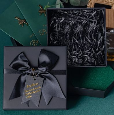 Scatola di imballaggio regalo personalizzato con logo d'oro per t-shirt abbigliamento e foulard