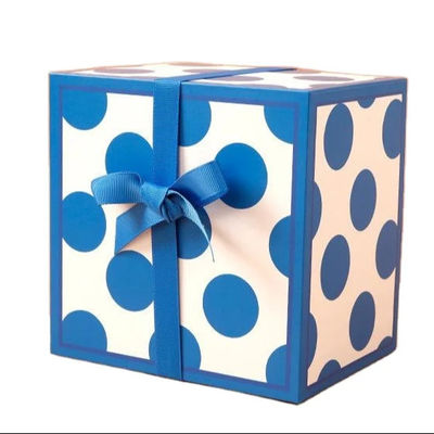 Scatola regalo a forma di quadrato di lusso con copertina di caramelle e stampa di fiori