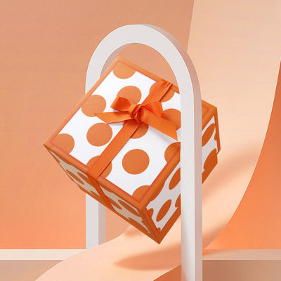 Scatola regalo a forma di quadrato di lusso con copertina di caramelle e stampa di fiori