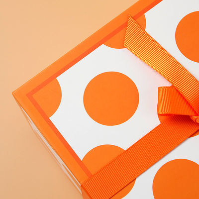 Scatola regalo a forma di quadrato di lusso con copertina di caramelle e stampa di fiori