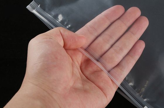 Sacchetti con cerniera in PE in plastica con cerniera superiore con logo chiaro con cerniera ghiacciata per imballaggi di abbigliamento personalizzati